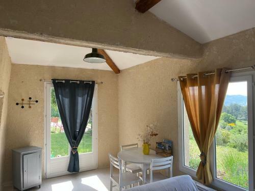 Cabanon Entour� de Montagnes Et D'oliviers