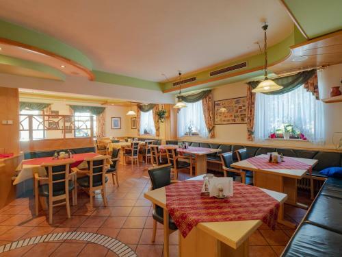 Posada Dorfbuschenschank Mirth