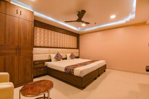 Fabhotel Prime Glorious Palace