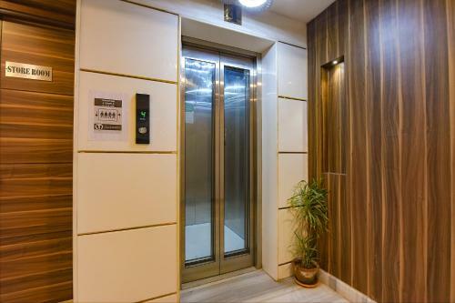Fabhotel Prime Glorious Palace