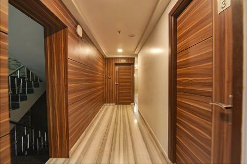 Fabhotel Prime Glorious Palace
