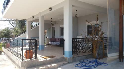 Manos House