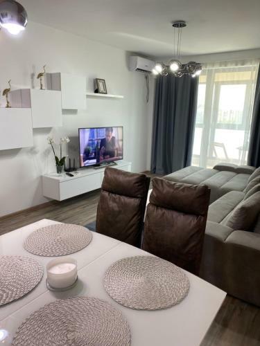 Gray Tomis Apartament