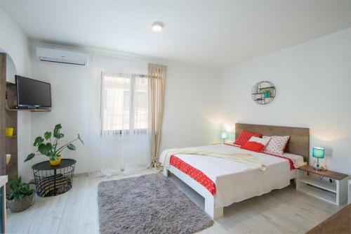 Marina House With Brand New Apartments