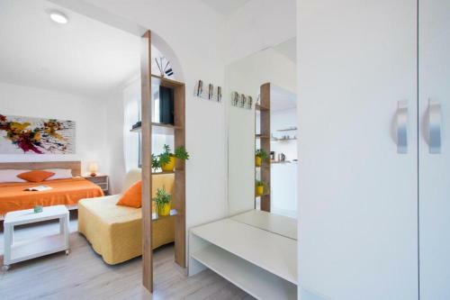 Marina House With Brand New Apartments