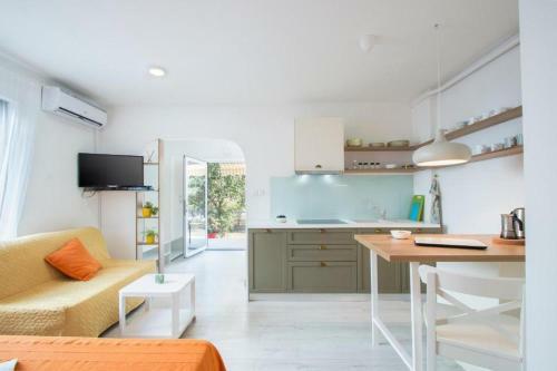 Marina House With Brand New Apartments