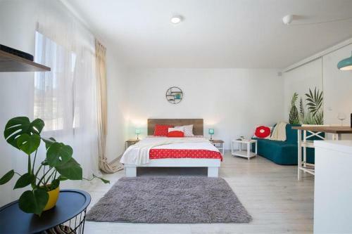 Marina House With Brand New Apartments