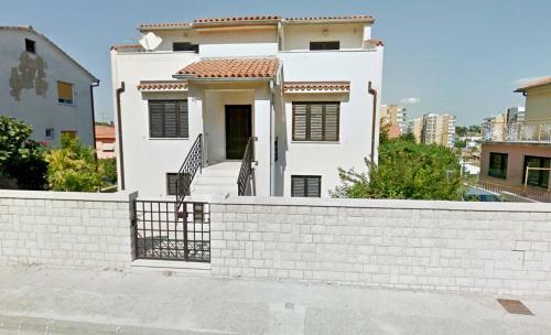 Marina House With Brand New Apartments