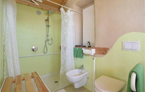 Awesome Home In Calvene W/