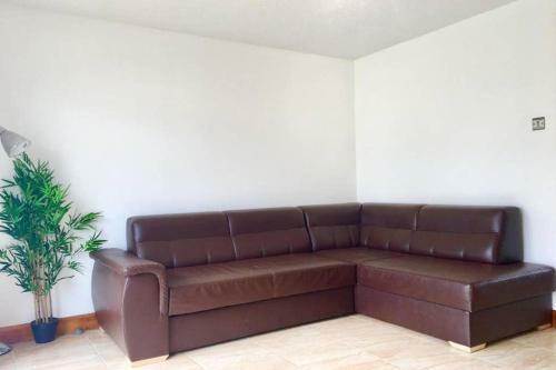 Amazing Holiday Home, Balcony, Pool & Refurbished