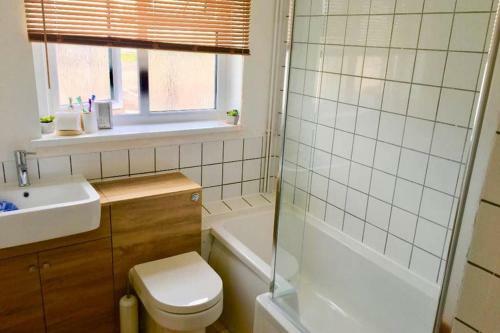 Amazing Holiday Home, Balcony, Pool & Refurbished