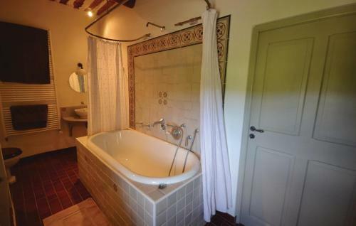 Five-bedroom Holiday Home In St. Saturnin Les Apt.