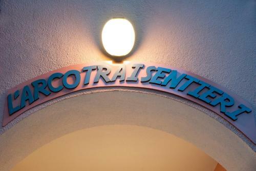 L'arco Tra I Sentieri