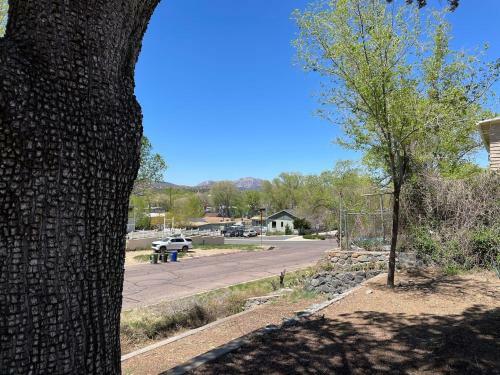 7min Walk To Courthouse Plaza! Historic Cottage