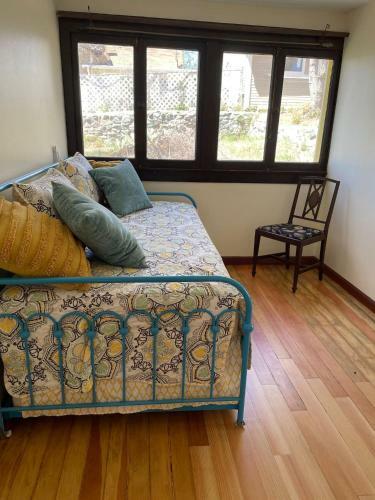 7min Walk To Courthouse Plaza! Historic Cottage