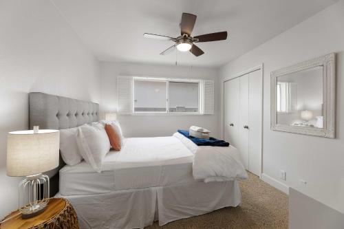 Pristine Escape About 2 Miles To Old Town Scottsdale!