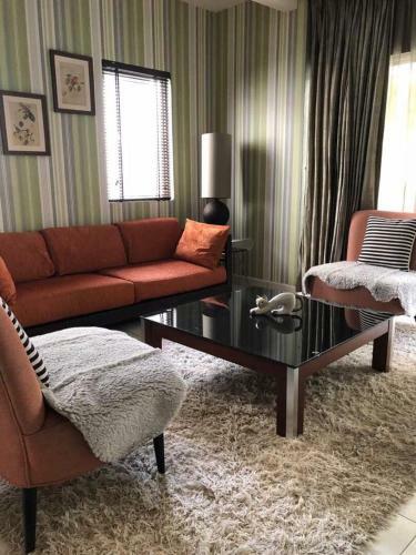 Amisha Home Design & Comfortable 2 Bedrooms Apartment