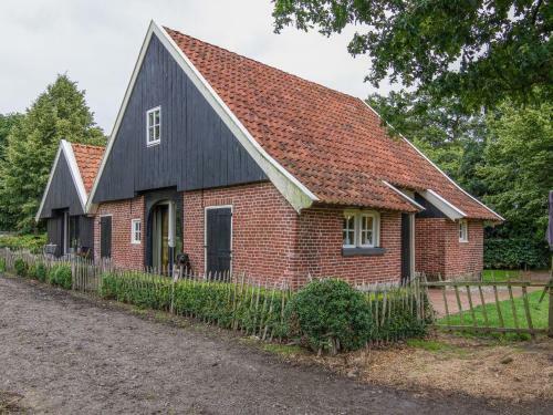 Apartamentos Cozy Farmhouse In Enschede With Terrace