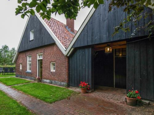 Apartamentos Cozy Farmhouse In Enschede With Terrace