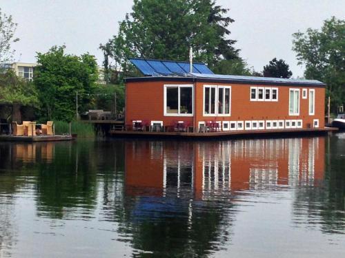 B&B Houseboat Between Amsterdam Windmills