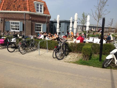 B&B Houseboat Between Amsterdam Windmills