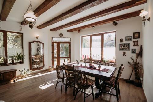 Hostal Casa De Sub Munte