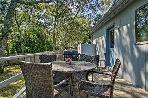 Vineyard Gem Less Than 2 Mi To Beach And Oak Bluffs!