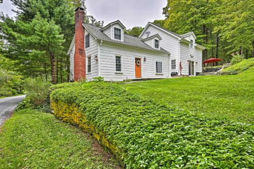 Enchanting Hudson Valley Farmhouse With Views!