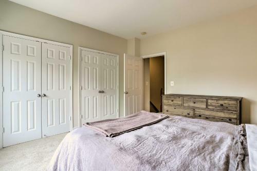 Chic Ashburn Townhome With Balcony, Pool Access