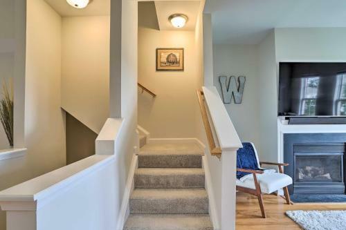 Chic Ashburn Townhome With Balcony, Pool Access