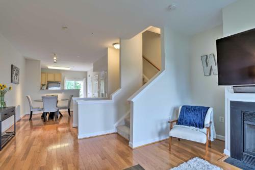 Chic Ashburn Townhome With Balcony, Pool Access