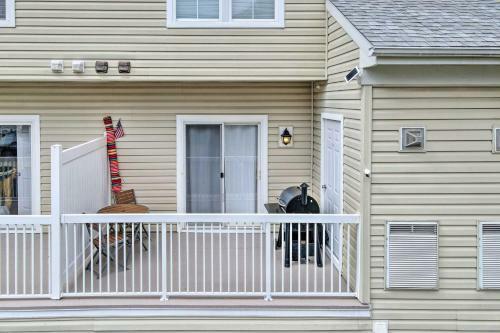 Chic Ashburn Townhome With Balcony, Pool Access