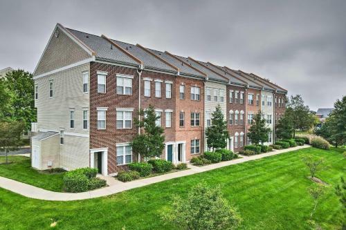 Chic Ashburn Townhome With Balcony, Pool Access