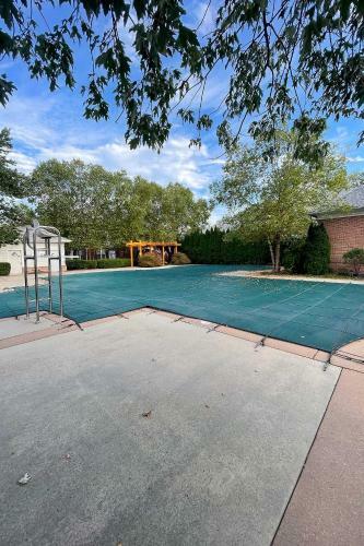 Chic Ashburn Townhome With Balcony, Pool Access