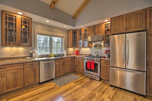 Spacious Wintergreen Resort Home With Hot Tub!