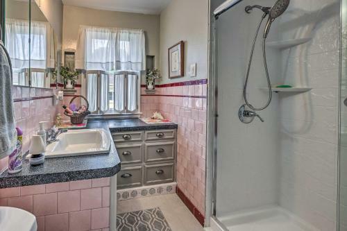 Central Green Bay Home, 3 Mi To Lambeau Field