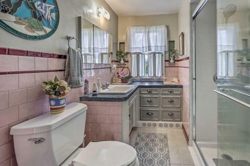 Central Green Bay Home, 3 Mi To Lambeau Field
