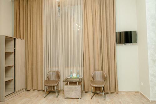 Black & Gold Hotel