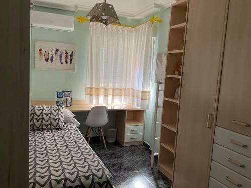 Apartamento Brisa de Poniente, Con Cochera Y A. Acondicionado
