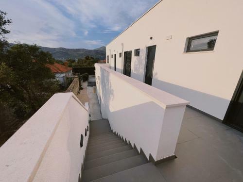 Dawn & Dusk - Modern Two Bedroom Apartment With Mountain Views
