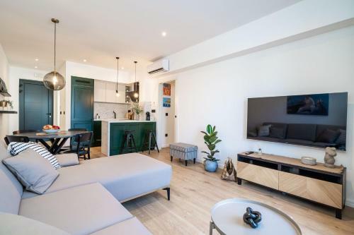 Dawn & Dusk - Modern Two Bedroom Apartment With Mountain Views