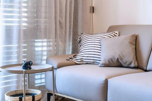Dawn & Dusk - Modern Two Bedroom Apartment With Mountain Views