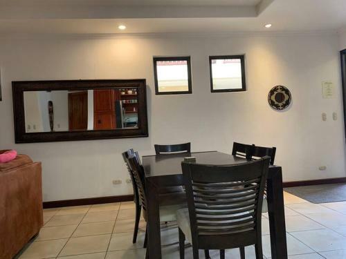 Beautiful 3 Bedroom Townhome 100m From The Beach