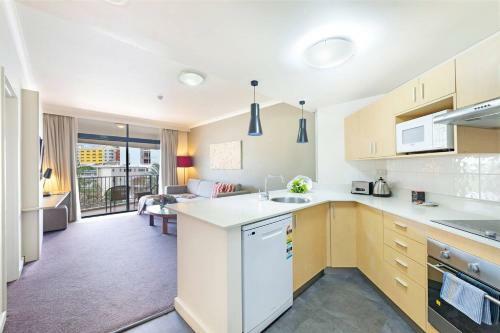 Apartamento Poolside Resort Living On Esplanade With Balcony