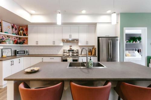 The Vibe Stylish Dt 2 Bed 2 Bath Walk To Beach