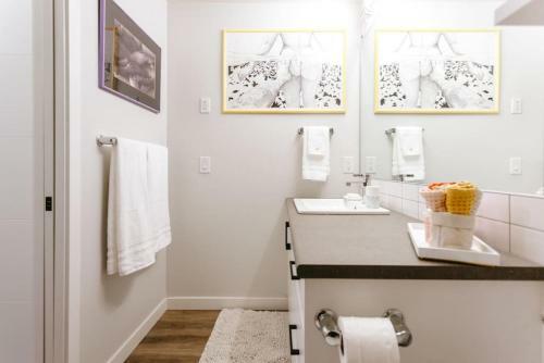The Vibe Stylish Dt 2 Bed 2 Bath Walk To Beach