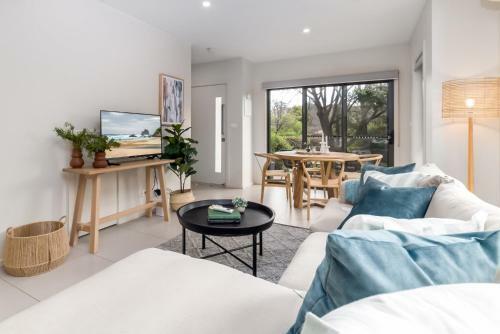 Townhouse In Cul-de-sac With Direct Street Access