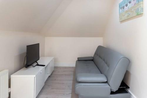 Spacious 5 Bedroom Home W/ Game Room & Garden