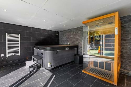 Spacious 5 Bedroom Home W/ Game Room & Garden