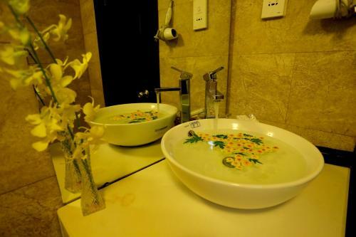 Gold Hotel I